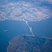 Eine Brücke südlich der Stadt Kobe, eine von zwei Brücken, die die japanische Hauptinseln Honshu und Shikoku verbinden. Gesehen auf dem Rückflug von Japan nach China.