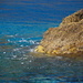 blaues Meer und gelber Bewuchs auf Felsen am Punto de Teno