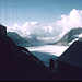 Links wohl das Klohäuschen der Konkordiahütte, hinten im Nebel das Eggishorn mit Märjelensee (nicht sichtbar) links davon
