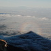 der Schatten des Pico del Teide auf dem Wolken mit Regenbogen-Kranz; dahinter La Palma