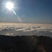 die Sonne steht schon hoch über dem Wolkenmeer