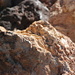 Schwefelablagerungen auf einem Lavafelsen