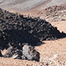 Schwarzer Lavafluss auf dem hellen Bimsstein