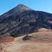 schwarze Lavaströme vom Teide, die sich über den hellen Bimsstein ergossen