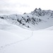 Uno sciatore solitario, dopo il pernottamento al Rifugio Garzonera, si è diretto verso la Valle dei Cani.