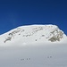 auch die Skitourengänger vor dem Mittaghorn wirken in der Weite des Gletschers unscheinbar klein