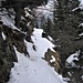 Il sentiero è decisamente molto esposto e coperto di neve e scariche valanghive ma, naturalmente con una piccozza in mano, non mi causa eccessivi problemi.  
