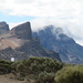 Blick vom Lomo de la Grieta hinüber zum Montana de la Grieta; dahinte links Montana Pasajiron und rechts der eingewolkte Guajara.