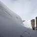 <b>Al Passo dell’Uomo (2218 m) mi concedo una pausa all’interno della sostra, invasa dalla neve.</b>