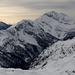 da sinistra: Corno Branchino, Alben (dietro), Monte Vetro, Cima di Menna. In basso il solco della Valsecca.