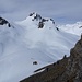 Blick zurück zum Pass Le Basse, links Six du Doe, darunter le Petit Château und gut getarnt Skitouristen in unorthodoxem Terrrain