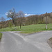Am Abzweig nach Lhota von der Straße Štěpánov - Skalice - Hier beginnt unsere heutige Wanderung. Ein wenig ausgeprägter Weg führt vom Straßenabzweig über die Wiese nordostwärts zum Wald (rechts).