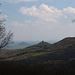 Pákova hora - Eigentlich gibt es wenig Aussicht vom bewaldeten Gipfel. Über die Schonung hinweg ist allerdings einiges zu sehen, u. a. zu Oltářík und Hazmburk.