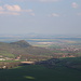Lipská hora - Blick ins dunstige "Flachland", aus dem der Říp herausragt.