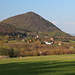 Südwestlich von Lhota - Abendlicher Blick auf das Dorf und zum Lipská hora.