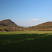 Südwestlich von Lhota - Blick zum kleinen Dorf, hinter dem sich der Lipská hora erhebt. Rechts ist der Líšeň zu sehen.