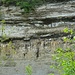 Viele verschieden Gesteinsarten in der Felswand der Tössschlucht