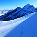 Zustieg zur Kleindoldenhorn N-Flanke: unten drei SkitouristInnen auf der Normalroute zum Doldenhorn, darüber Oeschinen-, Blüemlisalp- und Blüemlisalp Rothorn