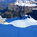 Schöner Trittschnee in der Kleindoldenhorn N-Flanke: Tiefblick zu Plateau und Spitze Stei, darüber Bire bis Dündehore, dahinter das Ärmighore
