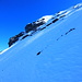 Blick von der Kleindoldenhorn W-Flanke zum Gipfel: die felsige Gipfelflanke ist diesmal nur ungenügend eingeschneit