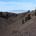 Zwei einsame Wanderer auf dem Kraterrand des Volcáns Deseada vor dem Pico Bejenado und dem Roque de los Muchachos