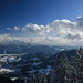 Blick vom Wildbarren nach Süden, links der Kaiser, hinten Schneeschauer in den Kitzbüheler Alpen