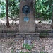 Rechts abseits des Wegs befindet sich unter ein paar Nadelbäumen das Grab des Oberforstmeisters Ludwig Graf und seiner Frau Katharina.