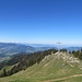Hochhäderich-Gipfelkreuz. Weiss leuchten der Alpstein, die Alvier-Gruppe und Glarner Größen