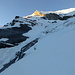 Aufstieg am E Rand des unteren Balmhorngletschers zur NW-Flanke von P. 2813. Oben an der Sonne der von P. 3402 hinunterziehende Felsriegel