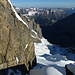 Tiefblick vom Felsriegel über die NW-Flanke von P. 2813 hinunter zum unteren Balmhorngletscher. Das vordere Gasteretal liegt noch im Schatten, darüber u.a. Allme- und Niesengrat sowie die Gantrischkette