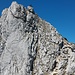 Der felsige Gipfelkopf wird auf der rechten Seite erklommen, ein Drahtseil hilft