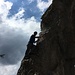 Nico im Abstieg am Ende des Drahtseils, von wo aus 3-4 m frei abgeklettert werden (3-).