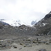 am Ende des Wanderweges angekommen, die Gletscherzunge weit im Hintergrund