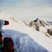 Nach meiner Erinnerung links über Peters Rücken der Piz Bernina, der markante Gipfel der Piz  Morteratsch, davor der Piz Prievlus