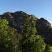 Der Klettersteig auf den Grünstein führt durch dessen Südwand, er liegt um diese Tageszeit noch im Schatten. Am rechten Bildrand ist ein Stück des Steiges ersichtlich.