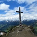 geschafft - das gross ausgefallene Gipfelkreuz des Kellaspitz