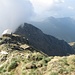 La cima del Pizzo Marona (m 2.051) si trova pochi metri sopra la cappella; a sinistra, tra le nuvole, il versante di salita.
