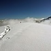 ... Skifahrer, die Schneeschuhspur verwüstend