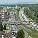 Verkehr total- die kleine rote Zahnradbahn, daneben eine S-Bahn und ganz rechts die flächenfressende Autobahn
