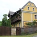 Tuhaň, Wohnhaus mit Balkon