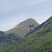 Zoom auf den Gipfel: Aufstieg über den Südgrat (links), Abstieg über den NW-Grat (rechts).