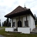 schmucke [https://www.zentrum-laendli.ch/kapelle-st-jost-mit-bergbeizli-und-skih%C3%BCtte-st-jost Kapelle] am Pilgerweg