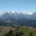 Ausblick auf den Diethelm. In den Nordhängen hat sich der Schnee immer noch gehalten.