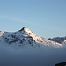 <b>In mezz’ora esco dal bancone di nebbia e raggiungo la baita Cassinetta (2217 m). Le cime si accendono.</b>