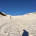 Aufstieg auf hartem Schnee in Richtung Passhöhe