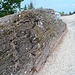 An den Felsen sind bis heute alte Metallbeschläge einer Verriegelung zu sehen.