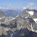 Gsallkopf(links) und Rofelewand, vom Gipfel der Verpeilspitze aus gesehen. Deutlich kann man die in der Mitte bereits ausgeaperte Eisrinne erkennen, die zur Senke des Vorgipfels hochführt, der eingelagerte Gletscher ist der Totenferner(Sommer 2006)