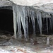 Foto vom 23.1.2010 - 1. Versuch Dent de Vaulion:<br /><br />Eissäulen im Eingang der Grotte aux Fées. Der Eingang ist der engste Berich der Höhle und um ins Innere zu gelangen muss man hinein kriechen.