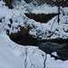 Foto vom 23.1.2010 - 1. Versuch Dent de Vaulion:<br /><br />Direkt neben dem Höhleneingang zur Grotte de l'Orbe tritt die Orbe aus dem Berg, das Wasser stammt vom abflusslosen Lac Brenet (1002m) und aus Sickerwasser im Gebiet vom Lac de Loux (1004m) und Mont Tendre (1678,8m).