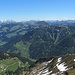 Mittig das Schwarzhorn über dem unteren Grund; links unten Aschau; im Hintergrund Kalkstöcke und östliche Kitzbüheler